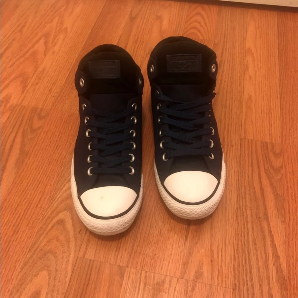 Men converse